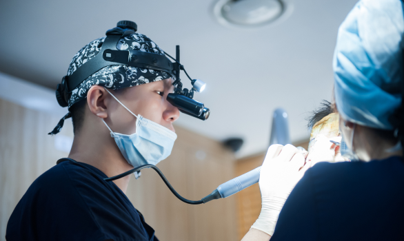 10배의 고배율 루뻬 착용