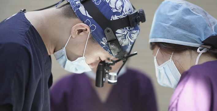 고배율 확대경 착용